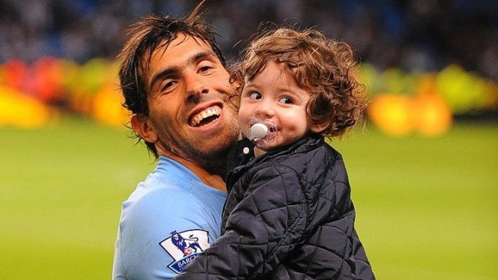 Tevez cùng con gái hạnh phúc trong lễ ăn mừng chức vô địch FA Cup năm 2011.